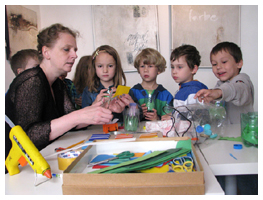 Kinder - Recycling - Workshop
für Kindergartenkinder ab 5 Jahren und VolksschülerInnen. Ebenso für Kinder in Nachmittagsbetreuung mitRegina LustigGalerie Sandpeck Josefsgasse 1 1080 Wien 1010 Ausstellungen Vernissage Kunst mieten kaufen bildende gestaltende Künstler Künstlerin akademische Designerinnen Fotografinnen Mietgalerie Veranstaltungräume Seminarräume Lesungen Vorträge Diskussionen Veranstaltungen Kurse Seminare Josefsgasse Parlament Rathaus Cafés Restaurants Hotels Theater fördern Begegnung Philosophie Medien Film Wirtschaft Wissenschaft Kunst Verein Symposien Diskussionen Theateraufführungen Publikationen künstlerischen Performances Veranstaltungskalender Kunstkalender Kunsthandwerksmarkt Weihnachtsmarkt Christkindlmarkt Adventmarkt Punsch Kunsthandwerksmärkte bildender KünstlerInnen GrafikerInnen FotografInnen KunsthandwerkerInnen angewandten Kunst Gebrauchskunst Keramik Goldschmiedekunst DesignerInnen Bekleidung Möbel Haushaltsgegenstände ErwachsenenbildnerInnen KursleiterInnen Menschen Fachwissen AutorInnen LiteratInnen DichterInnen LyrikerInnen SchriftstellerInnen JournalistInnen