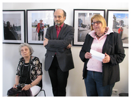 Elfi Hirsch & Andreas J. Hirsch Wien Ringstraße fotografischer Rundgang Kameras Christian Mikunda Mediendramaturg Galerie Sandpeck Wien zeitgenössische österreichische Kunst moderne Gegenwartskunst Kultur Wirtschaft Gegenwartskunst Veranstaltungsprogramm Kulturkalender Veranstaltungslokal Pop-up-Store Seminarraum Übungsraum Trainingsraum mieten Mietgalerie Florianigasse Josefstädter Straße 1080 kaufen mieten Werkpräsentation Ausstellung Vernissage bildende gestaltende KünstlerInnen GrafikerInnen FotografInnen KunsthandwerkerInnen angewandten Kunst Gebrauchskunst DesignerInnen ErwachsenenbildnerInnen KursleiterInnen TrainerInnen Menschen Fachwissen Kompetenzen Wissen Können interessierten Menschen AutorInnen LiteratInnen DichterInnen LyrikerInnen SchriftstellerInnen JournalistInnen MusikerInnen AlleinunterhalterInnen Ausstellungsräume Kursräume Seminarraum geschlossene Veranstaltungen Fest privaten Rahmen Übungsraum MusikerInnen Treffpunktregelmäßige Gruppen Trainingsgruppe Kunstwerke Kunstmarkt Kunst mieten Mietkunst Ausstellungszeit Programm Kunstverleihs  Kunstinteressenten Unterstützer KunstsammlerIn Autoren Verlage Vermarktung Marketing Kommunikationsstrategien Presse Öffentlichkeitsarbeit Konzepte Printmedien Onlinemedien künstlerischen Arbeit Ausstellungsorganisation Pressemitteilungen Onlineplattformen gewinnbringender Webseiten Künstlerhompage Künstlerberatung Performances Veranstaltungskalender Kunstkalender  Kunsthandwerksmarkt Weihnachtsmarkt Christkindlmarkt Adventmarkt