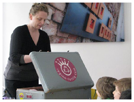 Kinder Recycling Workshop Kindergartenkinder VolksschülerInnen Kinder Regina Lustig Galerie Sandpeck Wien Gegenwartskunst Veranstaltungsprogramm Kulturkalender zeitgenössische österreichische Kunst Kultur Wirtschaft Veranstaltungslokal Pop-up-Store Mietgalerie Florianigasse Josefstädter Straße 1080 kaufen mieten Werkpräsentation Ausstellung Vernissage bildende gestaltende KünstlerInnen GrafikerInnen FotografInnen KunsthandwerkerInnen angewandten Kunst Gebrauchskunst DesignerInnen ErwachsenenbildnerInnen KursleiterInnen TrainerInnen Menschen Fachwissen Kompetenzen Wissen Können interessierten Menschen AutorInnen LiteratInnen DichterInnen LyrikerInnen SchriftstellerInnen JournalistInnen MusikerInnen AlleinunterhalterInnen Ausstellungsräume Kursräume Seminarraum geschlossene Veranstaltungen Fest privaten Rahmen Übungsraum MusikerInnen Treffpunktregelmäßige Gruppen Trainingsgruppe Kunstwerke Kunstmarkt Kunst mieten Mietkunst Ausstellungszeit Programm Kunstverleihs  Kunstinteressenten Unterstützer KunstsammlerIn Autoren Verlage Vermarktung Marketing Kommunikationsstrategien Presse Öffentlichkeitsarbeit Konzepte Printmedien Onlinemedien künstlerischen Arbeit Ausstellungsorganisation Pressemitteilungen Onlineplattformen gewinnbringender Webseiten Künstlerhompage Künstlerberatung Performances Veranstaltungskalender Kunstkalender  Kunsthandwerksmarkt Weihnachtsmarkt Christkindlmarkt Adventmarkt