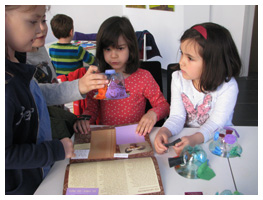 Kinder Recycling Workshop Kindergartenkinder VolksschülerInnen Kinder Nachmittagsbetreuung Regina Lustig Offene Singrunde Chor Singen musizieren Karaoke Gesang Musik Vokal Offinger Nadja Galerie Sandpeck Wien Florianigasse 75 Ecke Uhlplatz Mietgalerie moderne zeitgenoessische Kunst Lebensenergie Kinder Recycling Workshop Kindergartenkinder VolksschülerInnen Kinder Regina Lustig Galerie Sandpeck Wien Gegenwartskunst Veranstaltungsprogramm Kulturkalender zeitgenössische österreichische Kunst Kultur Wirtschaft Veranstaltungslokal Pop-up-Store Mietgalerie Florianigasse Josefstädter Straße 1080 kaufen mieten Werkpräsentation Ausstellung Vernissage bildende gestaltende KünstlerInnen GrafikerInnen FotografInnen KunsthandwerkerInnen angewandten Kunst Gebrauchskunst DesignerInnen ErwachsenenbildnerInnen KursleiterInnen TrainerInnen Menschen Fachwissen Kompetenzen Wissen Können interessierten Menschen AutorInnen LiteratInnen DichterInnen LyrikerInnen SchriftstellerInnen JournalistInnen MusikerInnen AlleinunterhalterInnen Ausstellungsräume Kursräume Seminarraum geschlossene Veranstaltungen Fest privaten Rahmen Übungsraum MusikerInnen Treffpunktregelmäßige Gruppen Trainingsgruppe Kunstwerke Kunstmarkt Kunst mieten Mietkunst Ausstellungszeit Programm Kunstverleihs  Kunstinteressenten Unterstützer KunstsammlerIn Autoren Verlage Vermarktung Marketing Kommunikationsstrategien Presse Öffentlichkeitsarbeit Konzepte Printmedien Onlinemedien künstlerischen Arbeit Ausstellungsorganisation Pressemitteilungen Onlineplattformen gewinnbringender Webseiten Künstlerhompage Künstlerberatung Performances Veranstaltungskalender Kunstkalender  Kunsthandwerksmarkt Weihnachtsmarkt Christkindlmarkt Adventmarkt