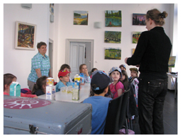 Kinder Recycling Workshop Kindergartenkinder VolksschülerInnen Kinder Regina Lustig Galerie Sandpeck Wien Gegenwartskunst Veranstaltungsprogramm Kulturkalender zeitgenössische österreichische Kunst Kultur Wirtschaft Veranstaltungslokal Pop-up-Store Mietgalerie Florianigasse Josefstädter Straße 1080 kaufen mieten Werkpräsentation Ausstellung Vernissage bildende gestaltende KünstlerInnen GrafikerInnen FotografInnen KunsthandwerkerInnen angewandten Kunst Gebrauchskunst DesignerInnen ErwachsenenbildnerInnen KursleiterInnen TrainerInnen Menschen Fachwissen Kompetenzen Wissen Können interessierten Menschen AutorInnen LiteratInnen DichterInnen LyrikerInnen SchriftstellerInnen JournalistInnen MusikerInnen AlleinunterhalterInnen Ausstellungsräume Kursräume Seminarraum geschlossene Veranstaltungen Fest privaten Rahmen Übungsraum MusikerInnen Treffpunktregelmäßige Gruppen Trainingsgruppe Kunstwerke Kunstmarkt Kunst mieten Mietkunst Ausstellungszeit Programm Kunstverleihs  Kunstinteressenten Unterstützer KunstsammlerIn Autoren Verlage Vermarktung Marketing Kommunikationsstrategien Presse Öffentlichkeitsarbeit Konzepte Printmedien Onlinemedien künstlerischen Arbeit Ausstellungsorganisation Pressemitteilungen Onlineplattformen gewinnbringender Webseiten Künstlerhompage Künstlerberatung Performances Veranstaltungskalender Kunstkalender  Kunsthandwerksmarkt Weihnachtsmarkt Christkindlmarkt Adventmarkt