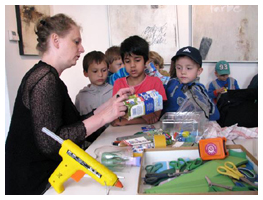 Kinder Recycling Workshop Kindergartenkinder VolksschülerInnen Kinder Regina Lustig Galerie Sandpeck Wien Gegenwartskunst Veranstaltungsprogramm Kulturkalender zeitgenössische österreichische Kunst Kultur Wirtschaft Veranstaltungslokal Pop-up-Store Mietgalerie Florianigasse Josefstädter Straße 1080 kaufen mieten Werkpräsentation Ausstellung Vernissage bildende gestaltende KünstlerInnen GrafikerInnen FotografInnen KunsthandwerkerInnen angewandten Kunst Gebrauchskunst DesignerInnen ErwachsenenbildnerInnen KursleiterInnen TrainerInnen Menschen Fachwissen Kompetenzen Wissen Können interessierten Menschen AutorInnen LiteratInnen DichterInnen LyrikerInnen SchriftstellerInnen JournalistInnen MusikerInnen AlleinunterhalterInnen Ausstellungsräume Kursräume Seminarraum geschlossene Veranstaltungen Fest privaten Rahmen Übungsraum MusikerInnen Treffpunktregelmäßige Gruppen Trainingsgruppe Kunstwerke Kunstmarkt Kunst mieten Mietkunst Ausstellungszeit Programm Kunstverleihs  Kunstinteressenten Unterstützer KunstsammlerIn Autoren Verlage Vermarktung Marketing Kommunikationsstrategien Presse Öffentlichkeitsarbeit Konzepte Printmedien Onlinemedien künstlerischen Arbeit Ausstellungsorganisation Pressemitteilungen Onlineplattformen gewinnbringender Webseiten Künstlerhompage Künstlerberatung Performances Veranstaltungskalender Kunstkalender  Kunsthandwerksmarkt Weihnachtsmarkt Christkindlmarkt Adventmarkt