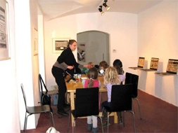 Kinder - Recycling - Workshop
für Kindergartenkinder ab 5 Jahren und VolksschülerInnen. Ebenso für Kinder in Nachmittagsbetreuung mitRegina LustigGalerie Sandpeck Josefsgasse 1 1080 Wien 1010 Ausstellungen Vernissage Kunst mieten kaufen bildende gestaltende Künstler Künstlerin akademische Designerinnen Fotografinnen Mietgalerie Veranstaltungräume Seminarräume Lesungen Vorträge Diskussionen Veranstaltungen Kurse Seminare Josefsgasse Parlament Rathaus Cafés Restaurants Hotels Theater fördern Begegnung Philosophie Medien Film Wirtschaft Wissenschaft Kunst Verein Symposien Diskussionen Theateraufführungen Publikationen künstlerischen Performances Veranstaltungskalender Kunstkalender Kunsthandwerksmarkt Weihnachtsmarkt Christkindlmarkt Adventmarkt Punsch Kunsthandwerksmärkte bildender KünstlerInnen GrafikerInnen FotografInnen KunsthandwerkerInnen angewandten Kunst Gebrauchskunst Keramik Goldschmiedekunst DesignerInnen Bekleidung Möbel Haushaltsgegenstände ErwachsenenbildnerInnen KursleiterInnen Menschen Fachwissen AutorInnen LiteratInnen DichterInnen LyrikerInnen SchriftstellerInnen JournalistInnen